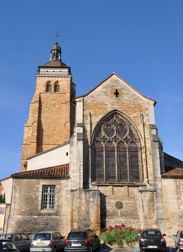 Le chevet de l'église et sa grande verrière du  XIXe siècle
