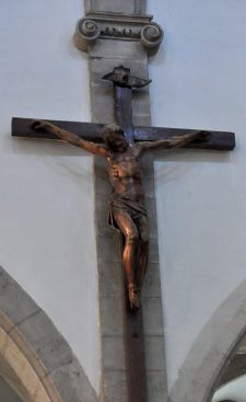 Crucifix sculpté en taille réelle