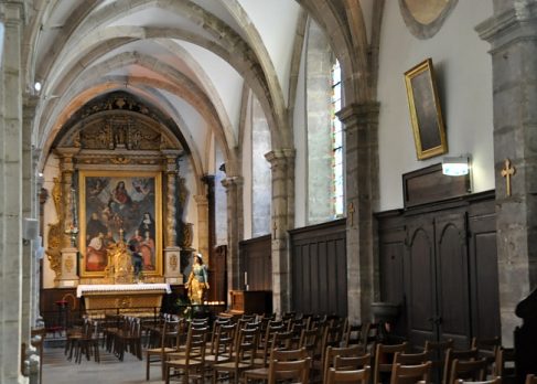 Le bas-côté droit et le retable baroque de l'autel de la Vierge