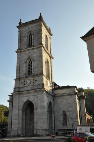 Le clocher porche depuis la place Saint-Martin