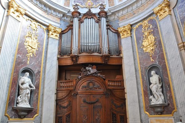 L'orgue et les statues de saint Jean et saint Luc