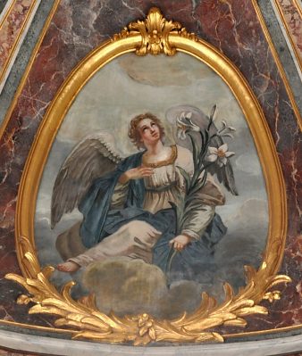 Un ange avec un lys sur la coupole de la chapelle