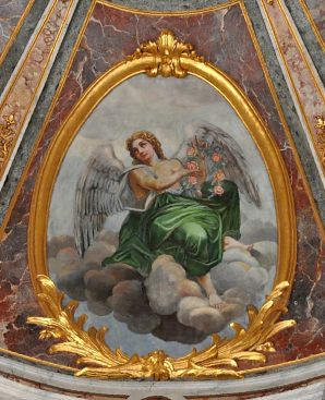  Un ange avec une couronne de roses (coupole de la chapelle)