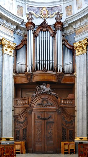 La porte de la chapelle et l'orgue de 1899