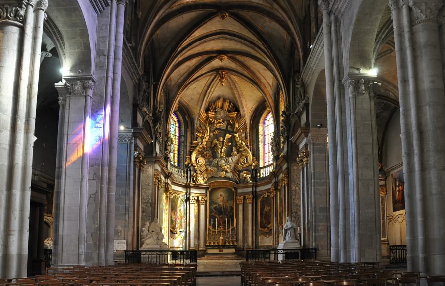La nef et l'abside du XVIIIe siècle dédiée au Saint-Suaire.