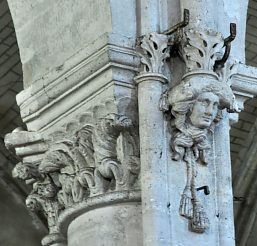 Chapiteau du XIIe siècle dans la nef (partie gauche)