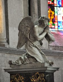 Un ange en adoration sur le côté du maître-autel