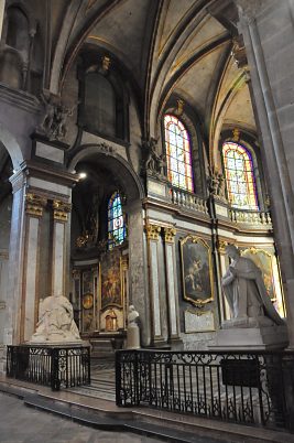 L'entrée de l'abside du Saint-Suaire