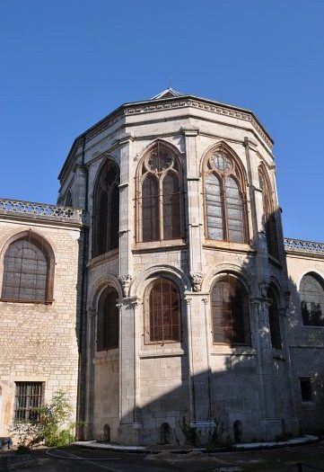 Le chevet ouest roman de la cathédrale Saint-Jean
