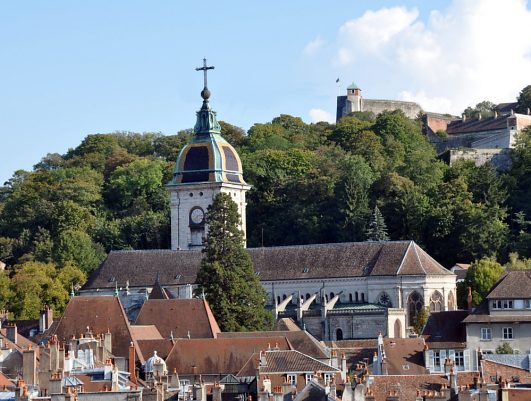 La cathédrale Saint-Jean vue depuis le toit du musée du Temps.