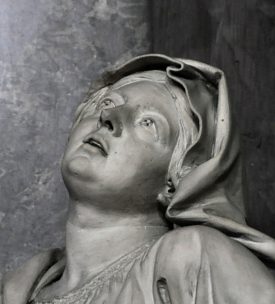 Le visage de Marie regardant au ciel dans la Piéta de  Luc Breton