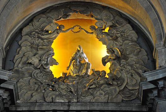 Sainte Madeleine au pied de la Croix dans le décor de l'abside