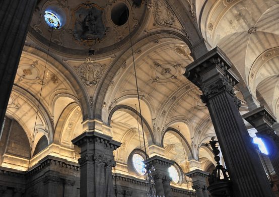 La voûte de la nef et la coupole à la croisée du transept