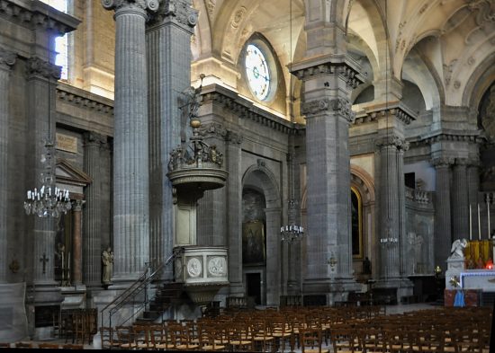 Élévations nord dans la nef au niveau du transept avec la chaire à prêcher