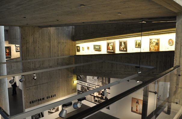 Une vue des couloirs du musée au milieu de l'agencement de béton