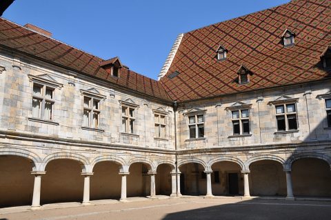 Vue du palais Granvelle et de sa cour intérieure