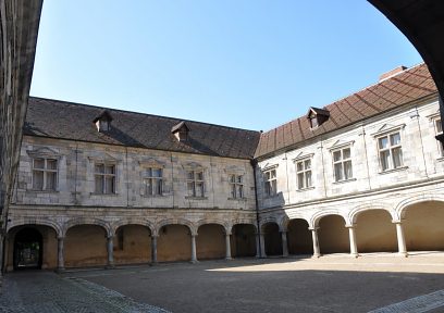Vue du palais Granvelle et de sa cour intérieure