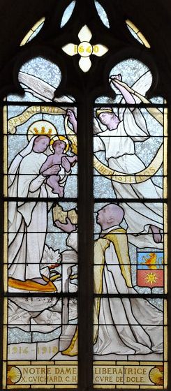 «Notre-Dame Libératrice», vitrail de la chapelle