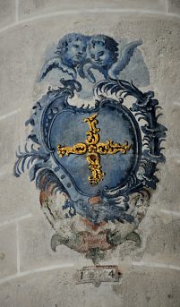 Croix de consécration sur un pilier de la nef