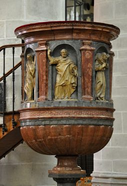 Chaire à prêcher en marbre de Sampans (XVIe siècle)