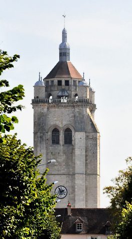 Le clocher de la basilique au sommet de la tour occidentale