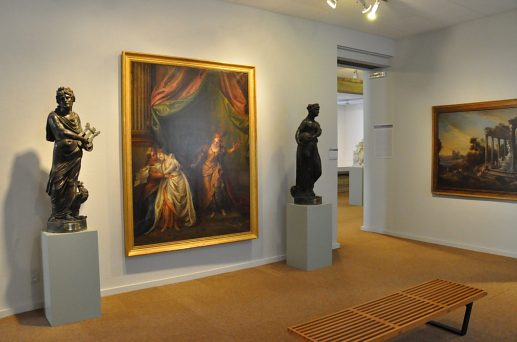 Une salle du premier étage avec tableaux de paysages et de scènes historiques