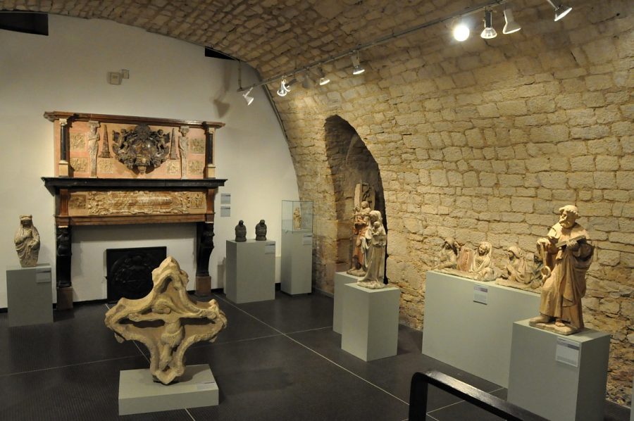 La grande salle médiévale au sous–sol du musée