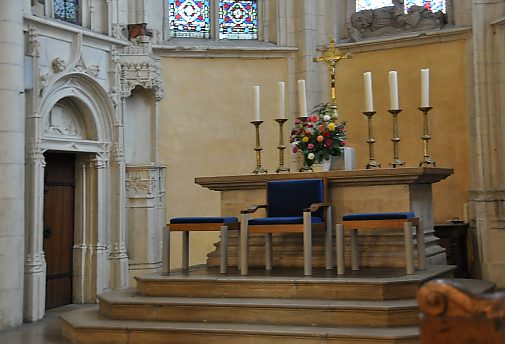 Le maître-autel dans le chœur date de la fin du XXe siècle
