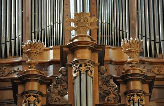 Sculpture sur le positif dorsal de l'orgue de tribune (XVIIIe siècle)