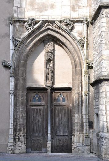 Le portail sud et sa statue de saint Pierre Fourier dans le trumeau
