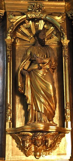 La statue de saint Pierre dans sa niche
