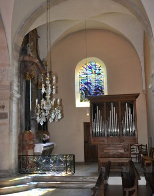 Le transept sud avec l'orgue de chœur et l'autel du Sacré  Cœur