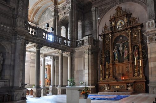 Cette photo montre le vaste dégagement qui ouvre le chœur sur les chapelles absidiales.