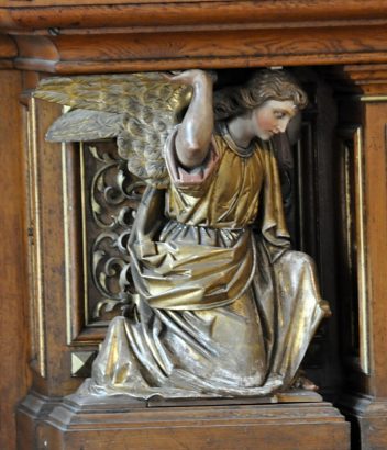 Un ange adorateur sculpté en atlante (dû à Théophile  Klem)