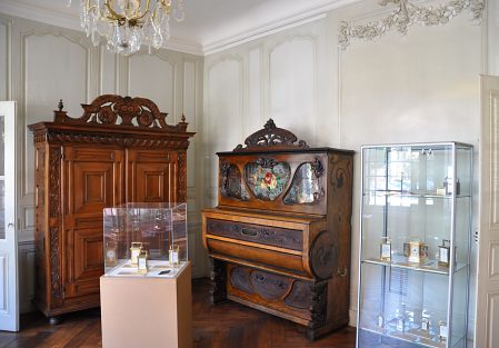 Le Salon Gris avec une armoire et un secrétaire à abattant (XVIIIe  siècle)