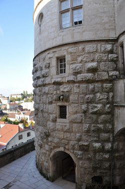 La tour Henriette et ses deux époques bien visibles