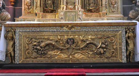 Le soubassement de l'autel : deux cornes d'abondance sortent de la  bouche d'un angelot