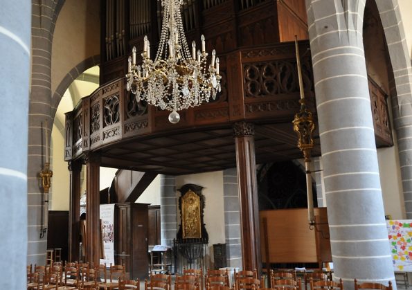 L'avant-nef est couverte par les boiseries d'un buffet d'orgue néo-gothique.