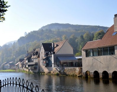 La rivière Loue, non loin du musée et les montagnes du Jura.