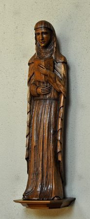 Statue de sainte Claire en bois verni