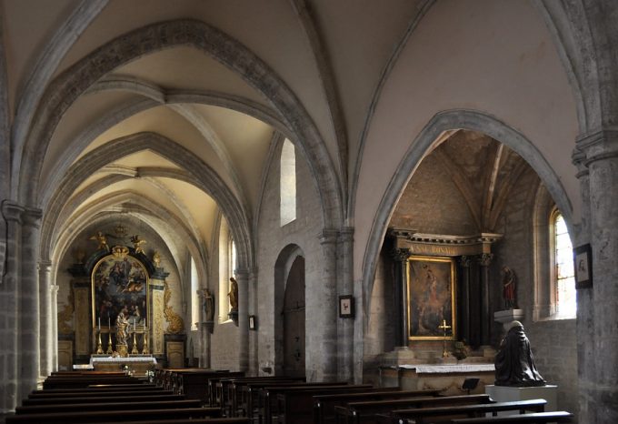 Le bas–côté sud avec, à droite, la chapelle du Saint Rosaire et la statue de Thomas de Plaine
