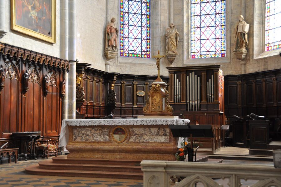 Le maître-autel de l'église et les boiseries du XIXe siècle