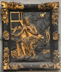 Bas-relief d'ornementation dans la nef