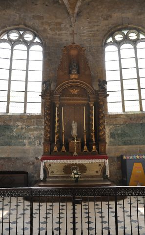 Chapelle axiale de la Vierge et son retable