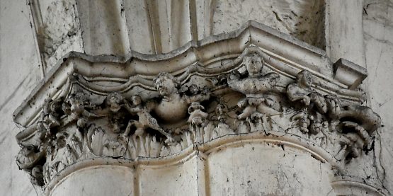 Chapiteau de style Renaissance dans le transept