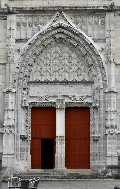 Le portail de style gothique flamboyant de l'église Saint-Jacques
