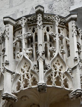 Détail d'un dais de style gothique flamboyant dans le portail