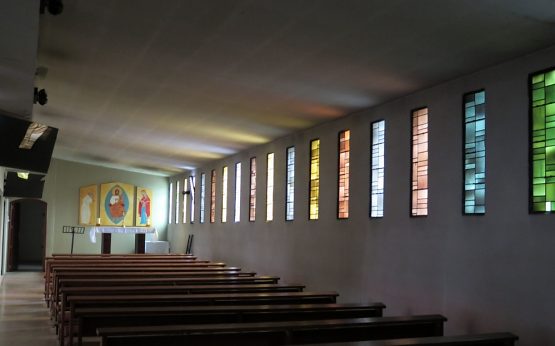 Côté droit de la nef : la chapelle annexe est éclairée de meurtrières vitrées