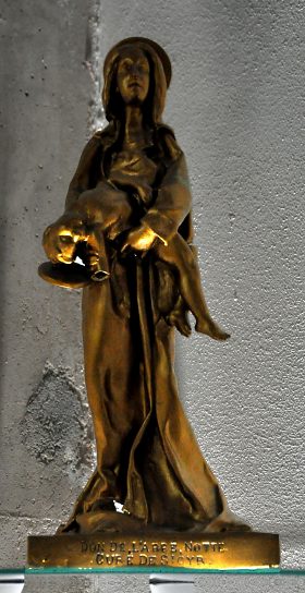 Statue : saint Cyr dans les bras de sa mère Julitte