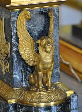 Lion ailé sur le pied d'un des deux candélabres (1838)